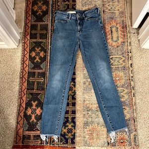 Anthropologie Pilcro and the Letterpress Ankle Crop Fray Light/Med Denim Jean 26
